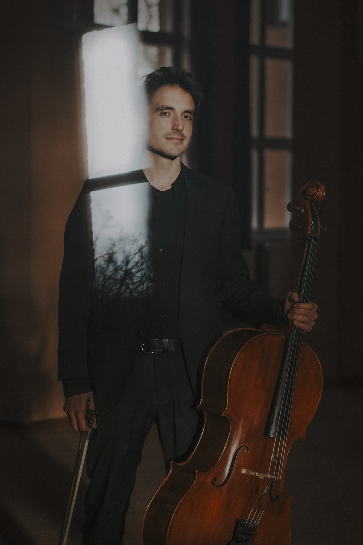 Der Museiker Alejandro Barria mit Cello.